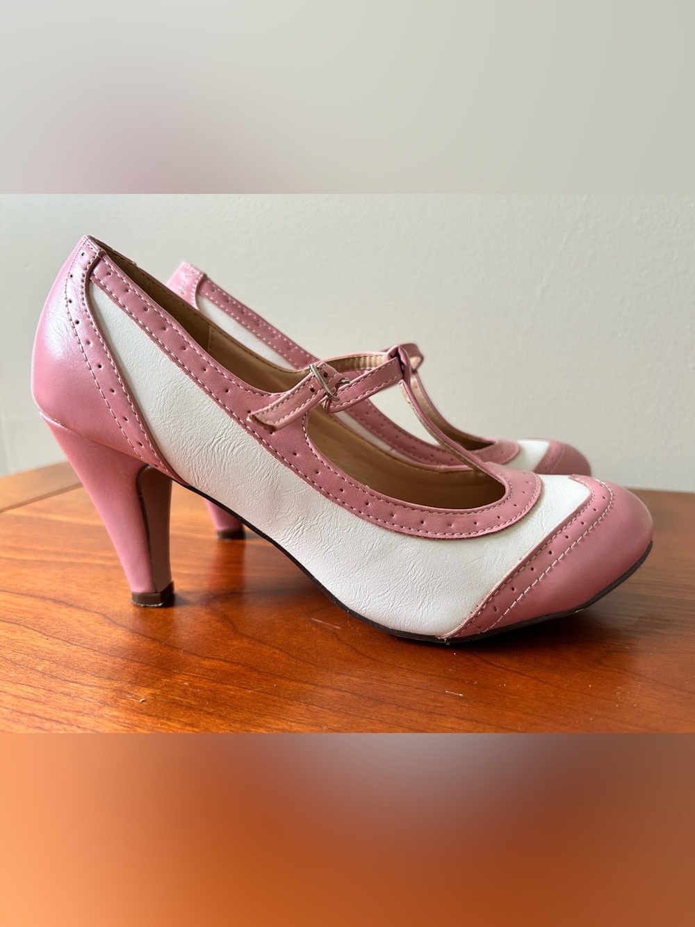 Vintage-Inspired Pink and White T-Strap Heels for Women chase & Chloe 7.5